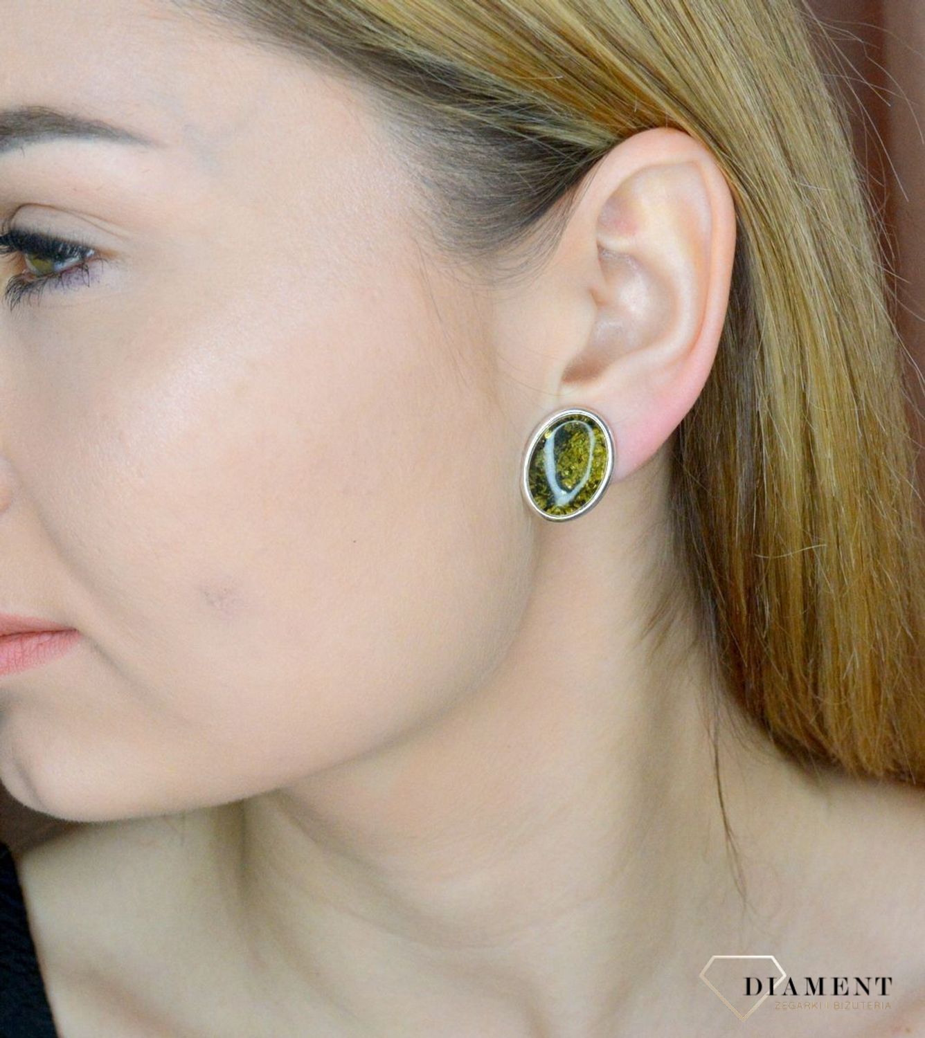 Klipsy srebrne owalne z zielonym bursztynem bałtyckim DIA-KLI-9922-925. Srebrne klipsy damskie. Klipsy damskie z kamieniem. klipsy srebrne damskie idealne na prezent. Klipsy z bursztynem bałtyckim..jpg