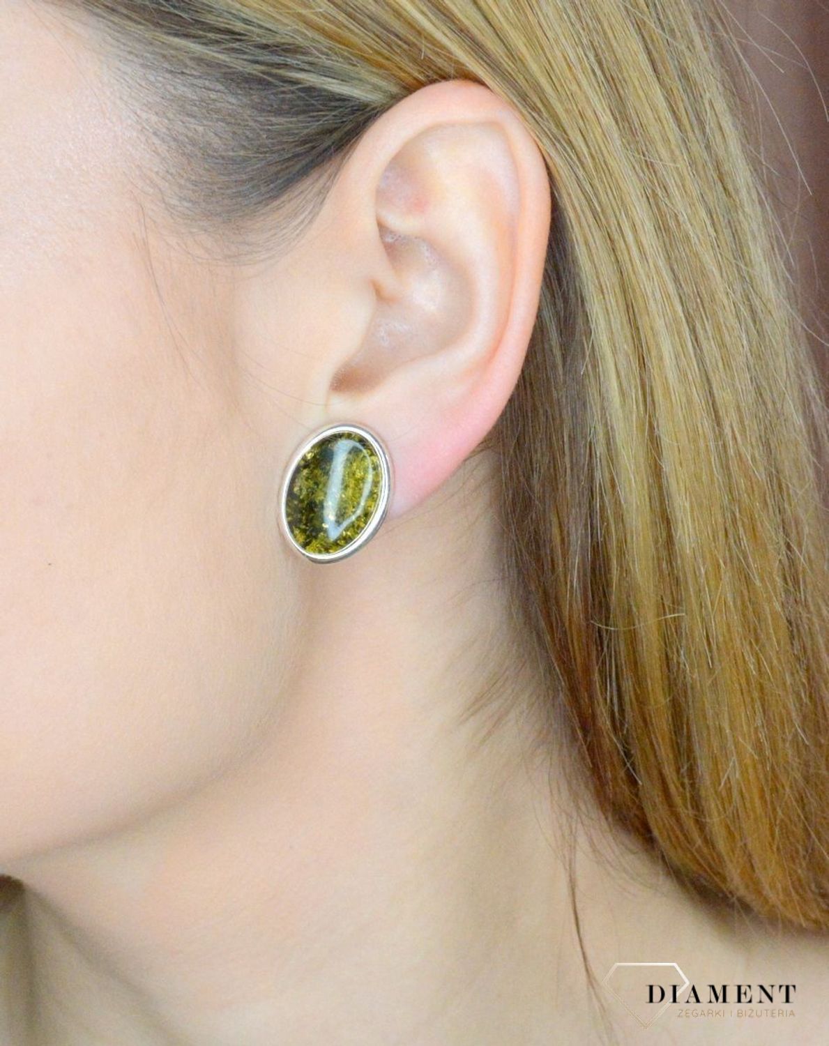 Klipsy srebrne owalne z zielonym bursztynem bałtyckim DIA-KLI-9922-925. Srebrne klipsy damskie. Klipsy damskie z kamieniem. klipsy srebrne damskie idealne na prezent. Klipsy z bursztynem bałtyckim..jpg
