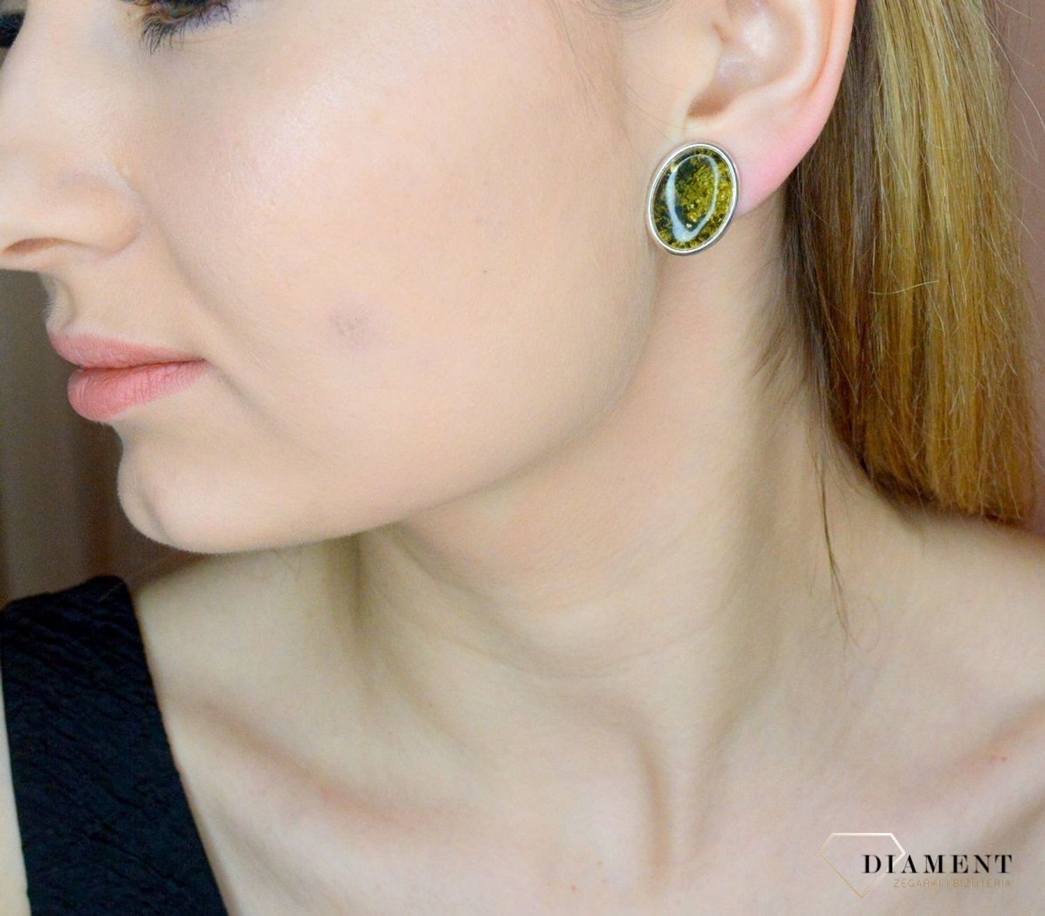 Klipsy srebrne owalne z zielonym bursztynem bałtyckim DIA-KLI-9922-925. Srebrne klipsy damskie. Klipsy damskie z kamieniem. klipsy srebrne damskie idealne na prezent. Klipsy z bursztynem bałtyckim..jpg