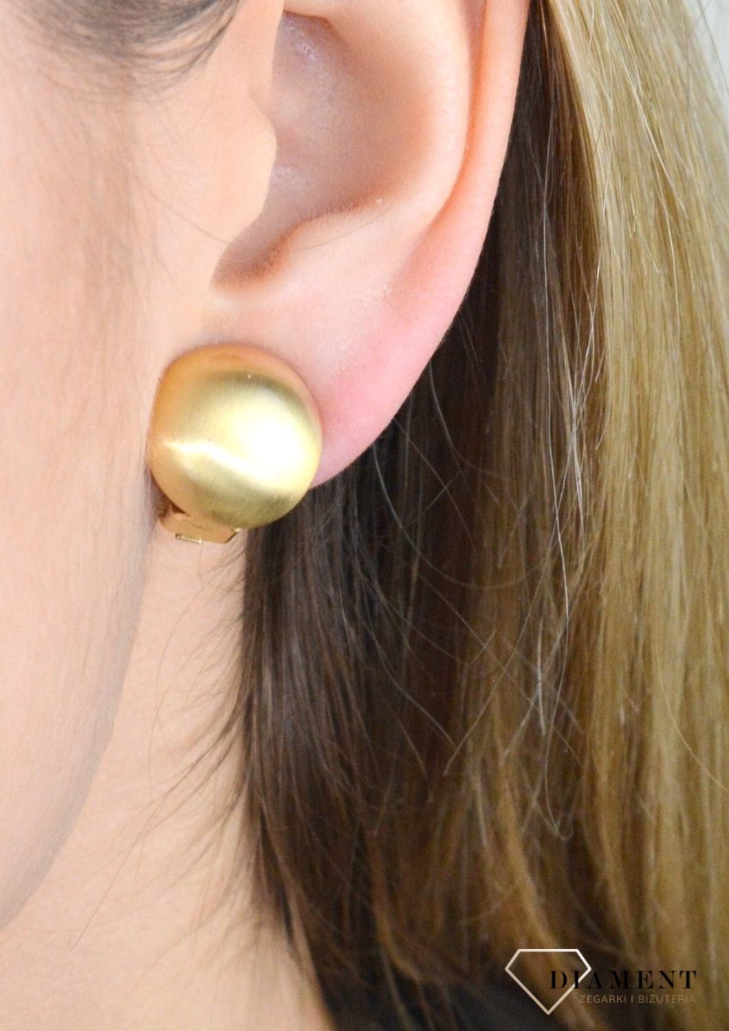 Klipsy srebrne kulki matowe w pozłoceniu DIA-KLI-Z0310271-925. Klipsy będą doskonałym dodatkiem do codziennych jak i wieczorowych kreacji. Minimalistyczny dodatek ożywi stylizację. Do kolczyków można dopasować łańcuszek oraz.jpg