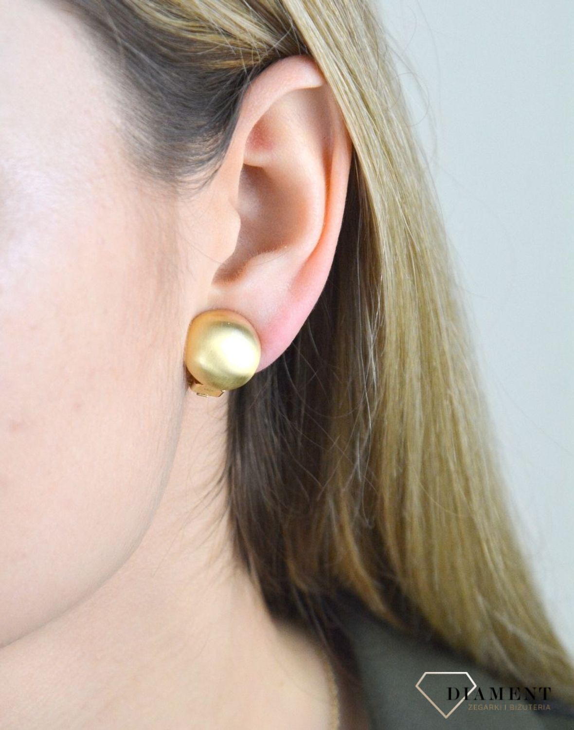 Klipsy srebrne kulki matowe w pozłoceniu DIA-KLI-Z0310271-925. Klipsy będą doskonałym dodatkiem do codziennych jak i wieczorowych kreacji. Minimalistyczny dodatek ożywi stylizację. Do kolczyków można dopasować łańcuszek oraz.jpg