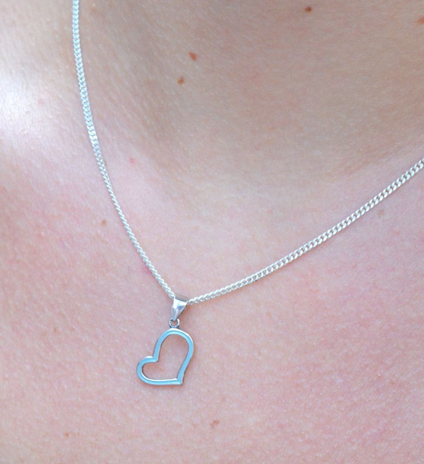 Srebrny komplet biżuterii Serduszko DIA-KLP-6702-925. Srebrny komplet biżuterii. Biżuteria srebrna kolczyki i zawieszka. Komplet srebrny Serduszko. Komplet z motywem serca. Komplet damski srebrny idealny na prezent. Komplet dl.jpg