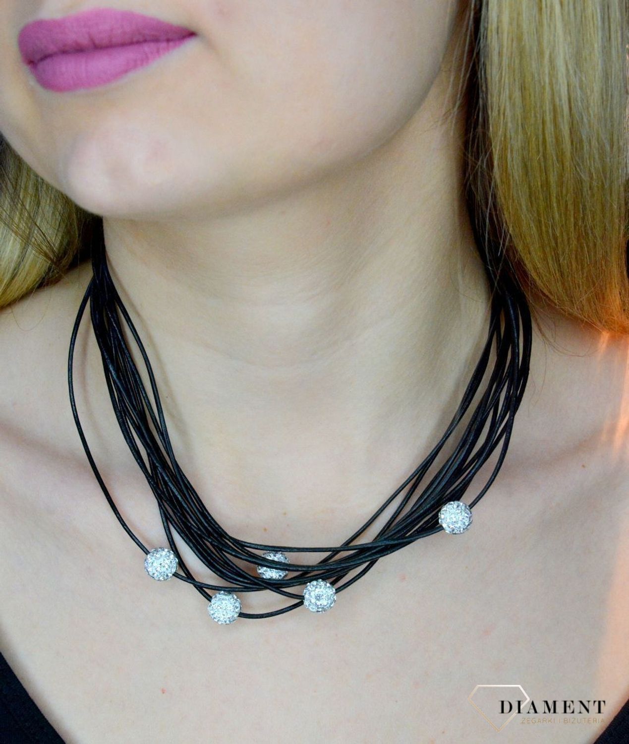 Naszyjnik skórzany na rzemyku kolia z kryształkami Swarovski DIA-KOLIA-SWAROVSKI-RZEMYK-925. Naszyjnik w formie kolie z kulkami z kryształkami Swarovskiego. Piękna kolia ze skórzanego rzemyku. Naszyjnik złożony z kilku rzemyk.jpg