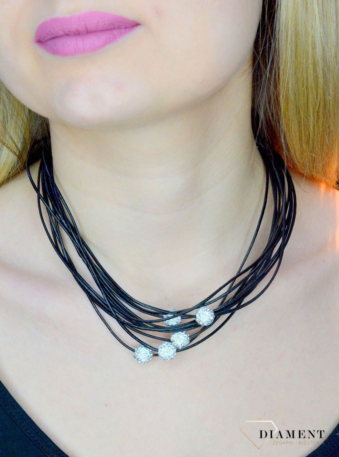 Naszyjnik skórzany na rzemyku kolia z kryształkami Swarovski DIA-KOLIA-SWAROVSKI-RZEMYK-925. Naszyjnik w formie kolie z kulkami z kryształkami Swarovskiego. Piękna kolia ze skórzanego rzemyku. Naszyjnik złożony z kilku rzemyk.jpg