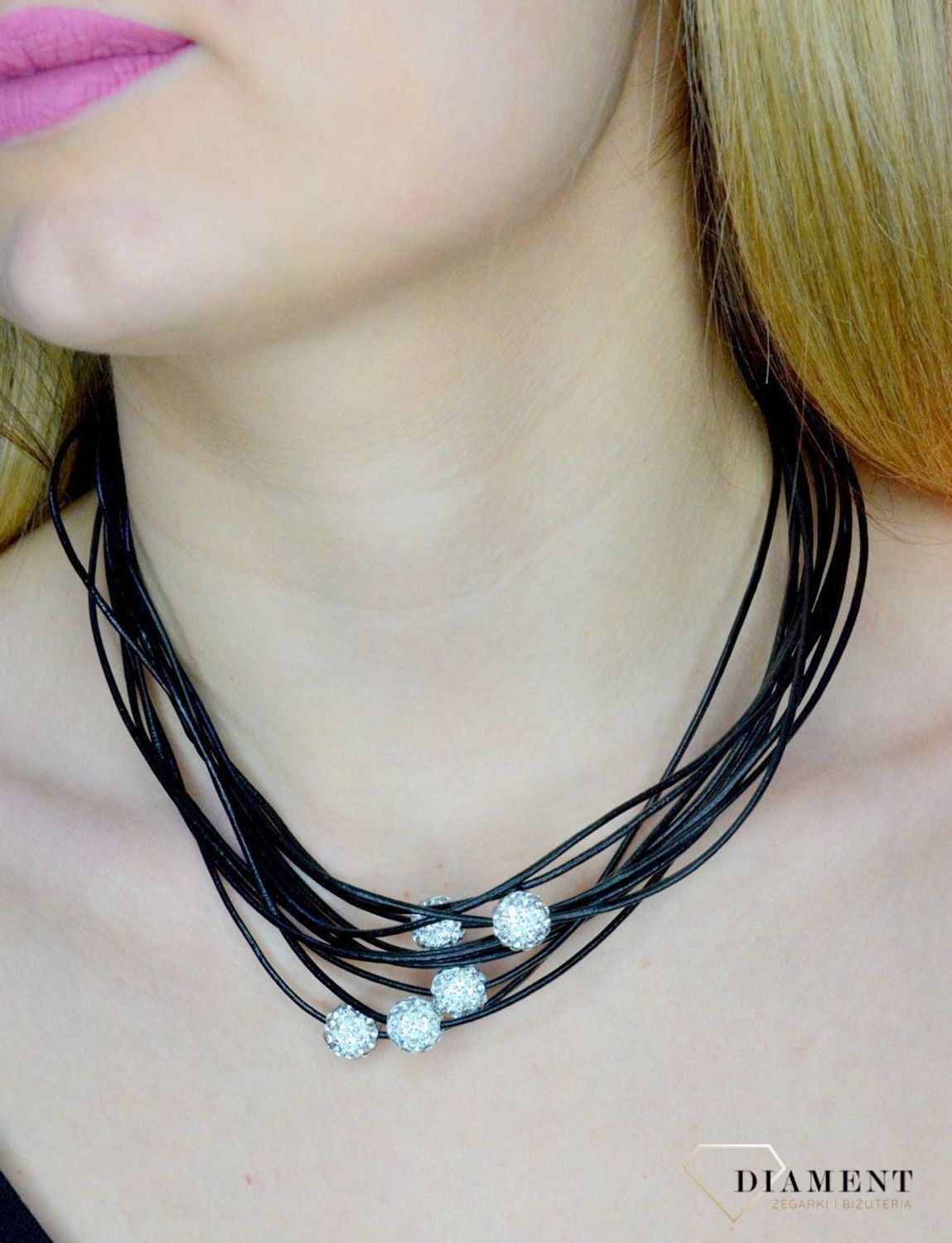 Naszyjnik skórzany na rzemyku kolia z kryształkami Swarovski DIA-KOLIA-SWAROVSKI-RZEMYK-925. Naszyjnik w formie kolie z kulkami z kryształkami Swarovskiego. Piękna kolia ze skórzanego rzemyku. Naszyjnik złożony z kilku rzemyk.jpg