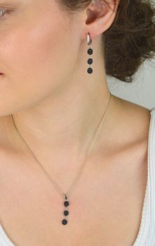 Stylowy komplet srebrnej biżuterii z czarną cyrkonią. Kolczyki i zawieszka z trzech kółek, wykonane z srebra próby 925. Elegancki dodatek na każdą okazję (2).JPG