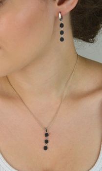 Stylowy komplet srebrnej biżuterii z czarną cyrkonią. Kolczyki i zawieszka z trzech kółek, wykonane z srebra próby 925. Elegancki dodatek na każdą okazję (5).JPG