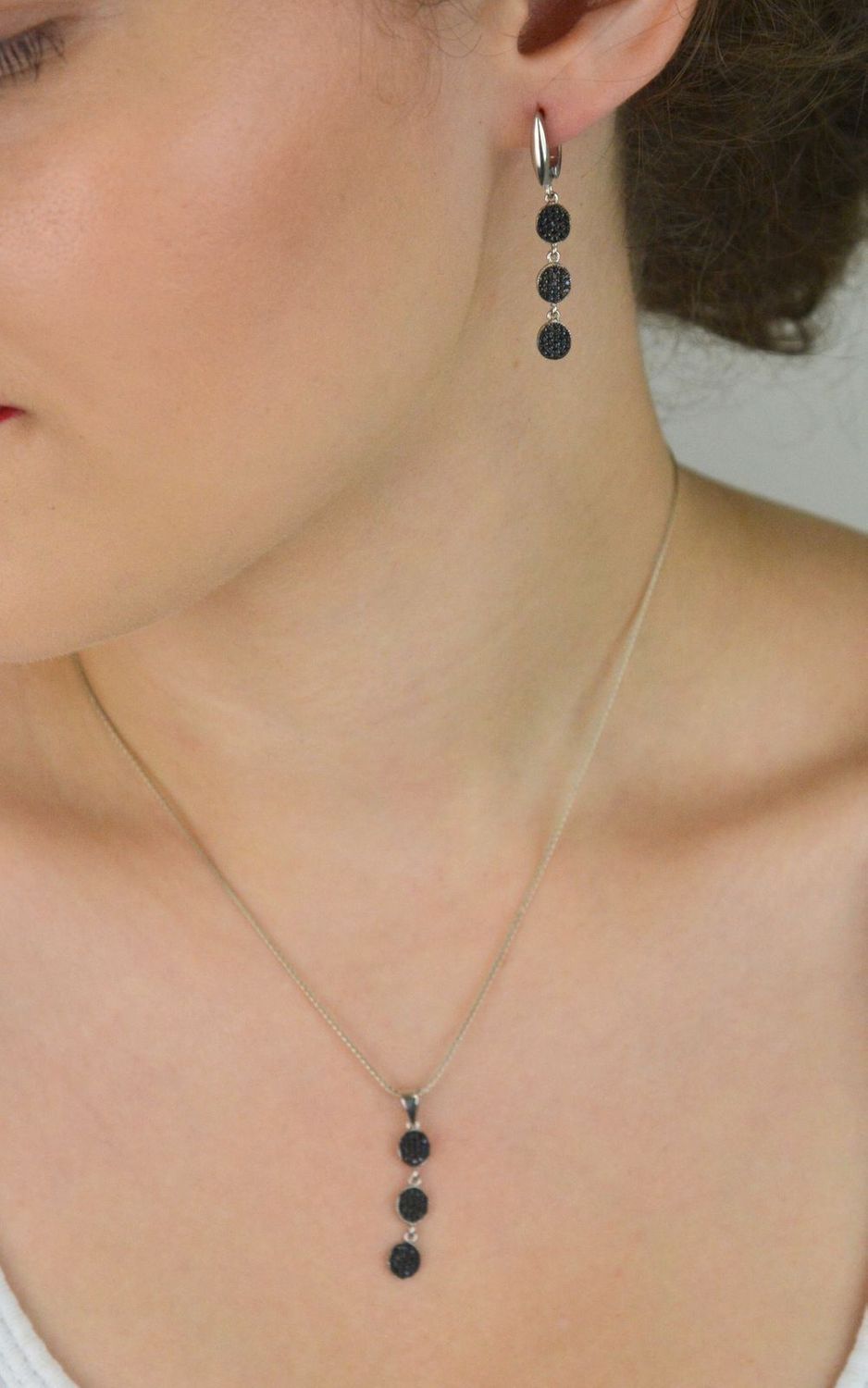 Komplet srebrnej biżuterii z czarną cyrkonią – kolczyki i zawieszka z motywem kółek, Srebro 925 (1).jpg