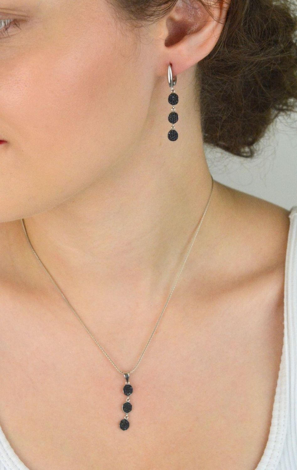 Komplet srebrnej biżuterii z czarną cyrkonią – kolczyki i zawieszka z motywem kółek, Srebro 925 (1).jpg