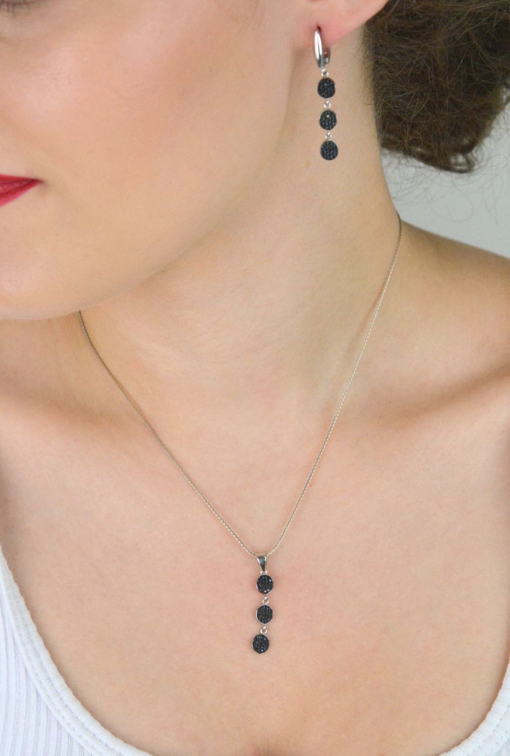 Komplet srebrnej biżuterii z czarną cyrkonią – kolczyki i zawieszka z motywem kółek, Srebro 925 (1).jpg