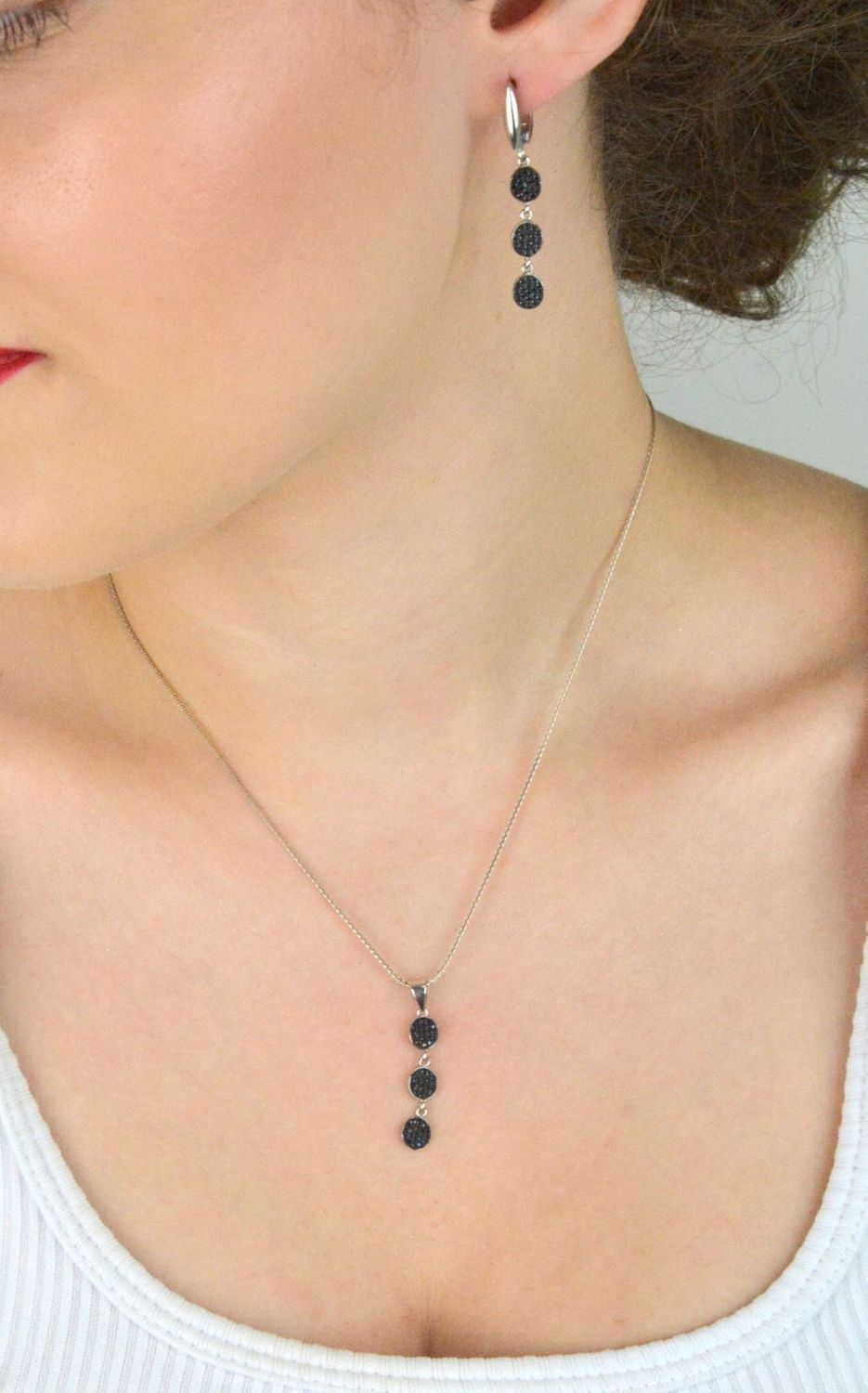 Komplet srebrnej biżuterii z czarną cyrkonią – kolczyki i zawieszka z motywem kółek, Srebro 925 (1).jpg