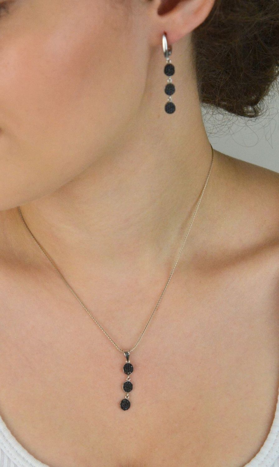 Komplet srebrnej biżuterii z czarną cyrkonią – kolczyki i zawieszka z motywem kółek, Srebro 925 (1).jpg