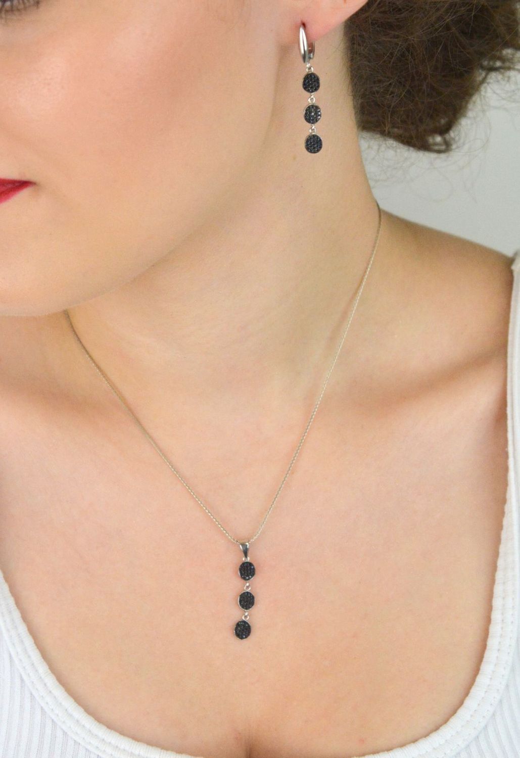 Komplet srebrnej biżuterii z czarną cyrkonią – kolczyki i zawieszka z motywem kółek, Srebro 925 (1).jpg