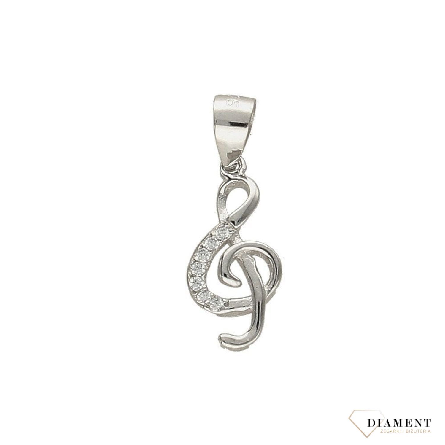 Komplet srebrnej biżuterii 925 klucz wiolinowy DIA-KPL-0794-925. Komplet srebrnej biżuterii wykonany z najwyższej jakości srebra próby 925. Kolczyki posiadają wygodne zapięcie na sztyft. Idealny pomysł na prezent dla muzykalne.jpg