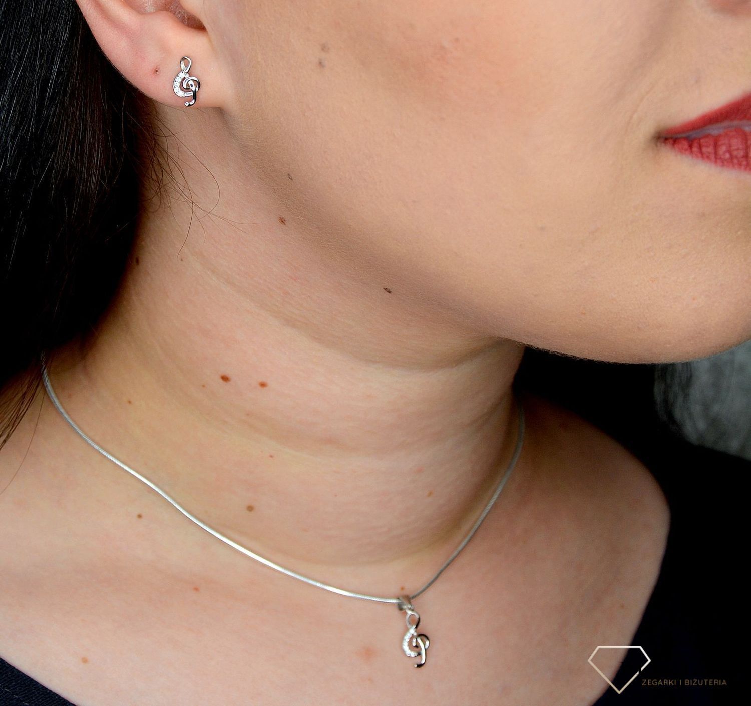 Komplet srebrnej biżuterii 925 klucz wiolinowy DIA-KPL-0794-925. Komplet srebrnej biżuterii wykonany z najwyższej jakości srebra próby 925. Kolczyki posiadają wygodne zapięcie na sztyft. Idealny pomysł na prezent dla muzykalne.jpg