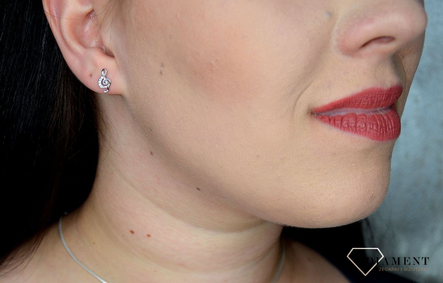 Komplet srebrnej biżuterii 925 klucz wiolinowy DIA-KPL-0794-925. Komplet srebrnej biżuterii wykonany z najwyższej jakości srebra próby 925. Kolczyki posiadają wygodne zapięcie na sztyft. Idealny pomysł na prezent dla muzykalne.jpg