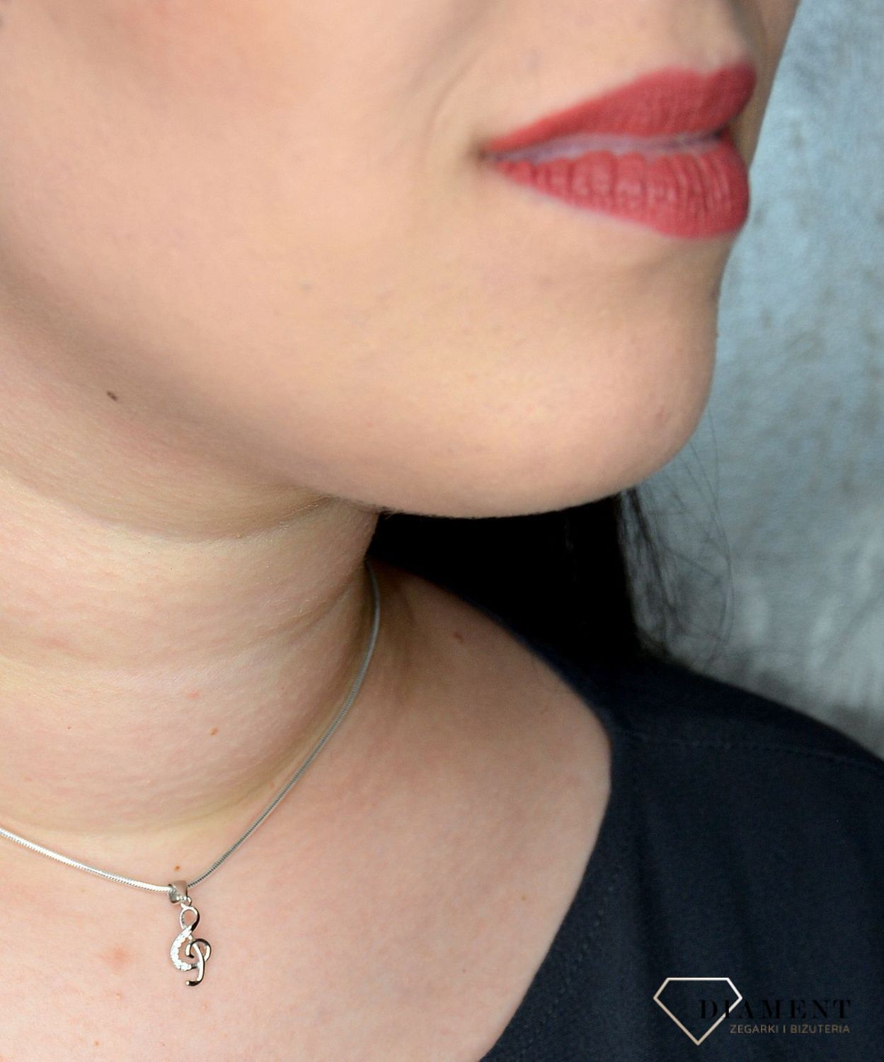 Komplet srebrnej biżuterii 925 klucz wiolinowy DIA-KPL-0794-925. Komplet srebrnej biżuterii wykonany z najwyższej jakości srebra próby 925. Kolczyki posiadają wygodne zapięcie na sztyft. Idealny pomysł na prezent dla muzykalne.jpg