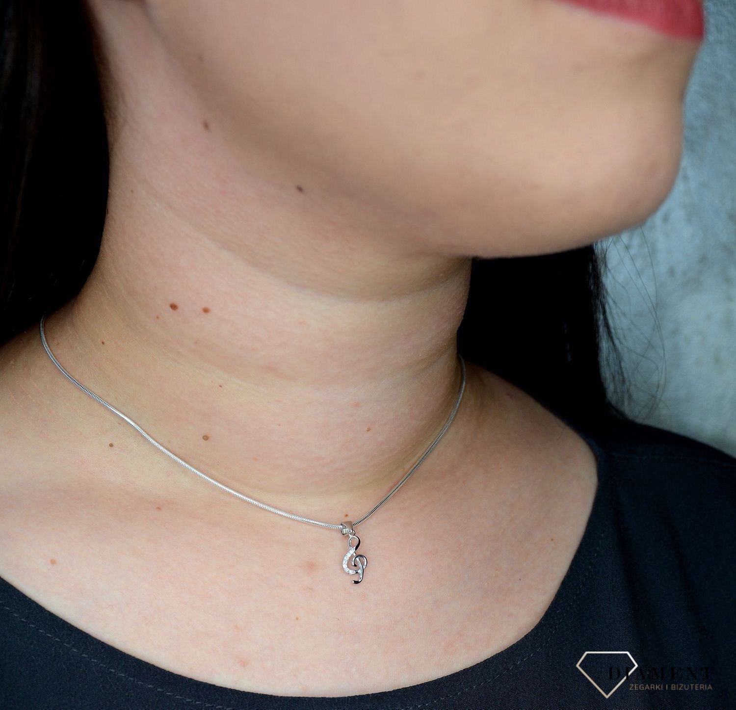 Komplet srebrnej biżuterii 925 klucz wiolinowy DIA-KPL-0794-925. Komplet srebrnej biżuterii wykonany z najwyższej jakości srebra próby 925. Kolczyki posiadają wygodne zapięcie na sztyft. Idealny pomysł na prezent dla muzykalne.jpg