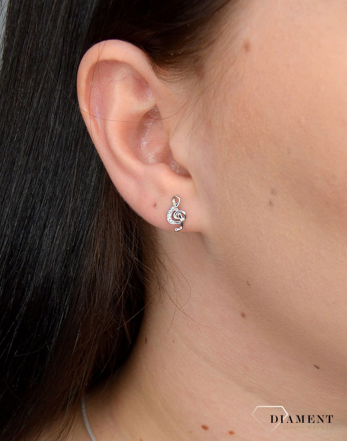 Komplet srebrnej biżuterii 925 klucz wiolinowy DIA-KPL-0794-925. Komplet srebrnej biżuterii wykonany z najwyższej jakości srebra próby 925. Kolczyki posiadają wygodne zapięcie na sztyft. Idealny pomysł na prezent dla muzykalne.jpg