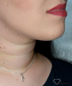 Komplet srebrnej biżuterii 925 klucz wiolinowy DIA-KPL-0794-925. Komplet srebrnej biżuterii wykonany z najwyższej jakości srebra próby 925. Kolczyki posiadają wygodne zapięcie na sztyft. Idealny pomysł (3).JPG