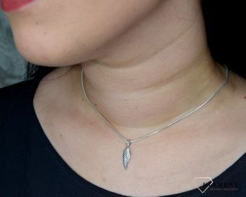 Srebrny komplet biżuterii 925 w kształcie skrzydeł DIA-KPL-0795-925. Srebrny komplet biżuterii na wzór skrzydła. Kolczyki posiadają wygodne i bezpieczne zapięcie na sztyft. Komplet biżuterii został ozd (3).JPG