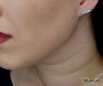 Srebrny komplet biżuterii 925 w kształcie skrzydeł DIA-KPL-0795-925. Srebrny komplet biżuterii na wzór skrzydła. Kolczyki posiadają wygodne i bezpieczne zapięcie na sztyft. Komplet biżuterii został ozd.JPG