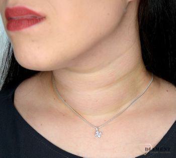 Srebrny komplet biżuterii w kształcie kwiatka DIA-KPL-0798-925. Zawieszka oraz kolczyki w kształcie kwiatka wykonane z najwyższej jakości srebra próby 925. Kolczyki i zawieszka ozdobione błyszczącą cyr (3).JPG