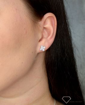 Srebrny komplet biżuterii w kształcie kwiatka DIA-KPL-0798-925. Zawieszka oraz kolczyki w kształcie kwiatka wykonane z najwyższej jakości srebra próby 925. Kolczyki i zawieszka ozdobione błyszczącą cyr.JPG