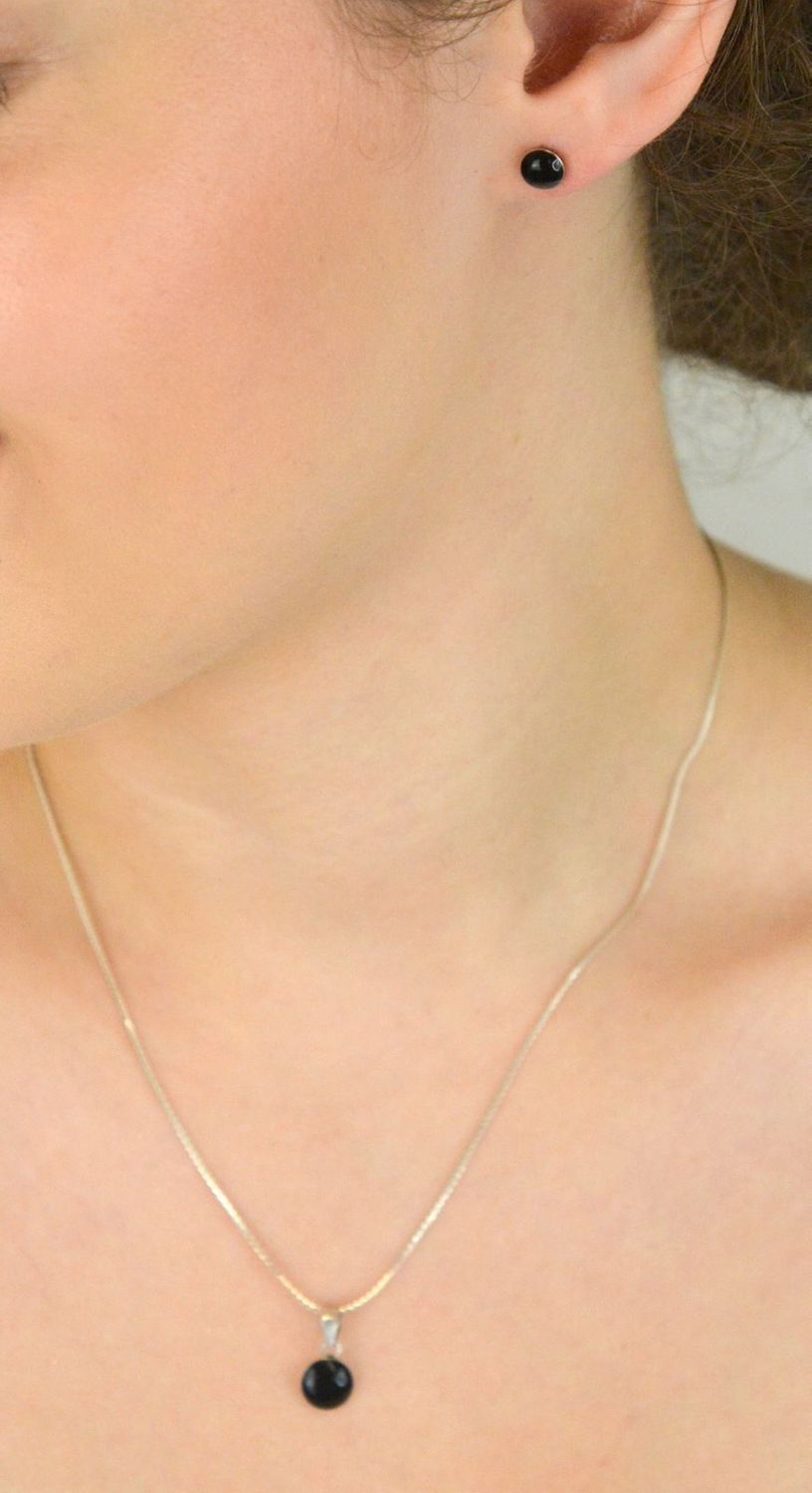 Srebrny komplet biżuterii z czarną masą jubilerską – kolczyki na sztyft i zawieszka, Srebro 925 (1).jpg