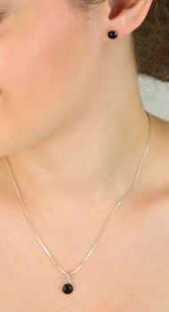 Minimalistyczny komplet srebrnej biżuterii z czarną masą jubilerską. Kolczyki na sztyft i zawieszka wykonane ze srebra próby 925. Elegancki i nowoczesny styl (1).JPG