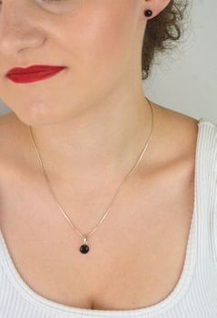 Minimalistyczny komplet srebrnej biżuterii z czarną masą jubilerską. Kolczyki na sztyft i zawieszka wykonane ze srebra próby 925. Elegancki i nowoczesny styl (2).JPG