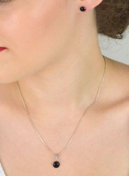 Minimalistyczny komplet srebrnej biżuterii z czarną masą jubilerską. Kolczyki na sztyft i zawieszka wykonane ze srebra próby 925. Elegancki i nowoczesny styl (5).JPG