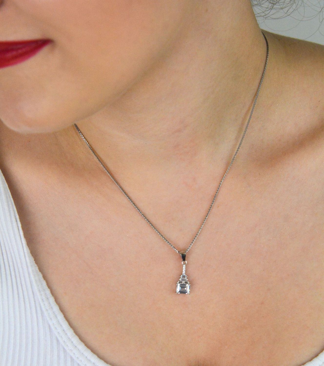 Komplet srebrny 925 z cyrkoniami – kolczyki 1,5 cm (zapięcie angielskie) i zawieszka 2,1 cm. Model DIA-KPL-13406-925. Klasyka i elegancja w jednym zestawie.1.jpg