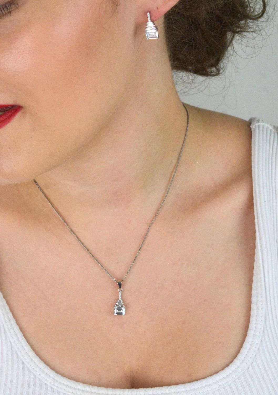 Komplet srebrny 925 z cyrkoniami – kolczyki 1,5 cm (zapięcie angielskie) i zawieszka 2,1 cm. Model DIA-KPL-13406-925. Klasyka i elegancja w jednym zestawie.1.jpg