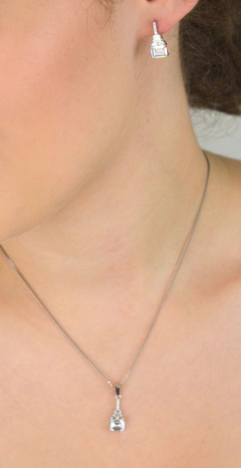 Komplet srebrny 925 z cyrkoniami – kolczyki 1,5 cm (zapięcie angielskie) i zawieszka 2,1 cm. Model DIA-KPL-13406-925. Klasyka i elegancja w jednym zestawie.1.jpg