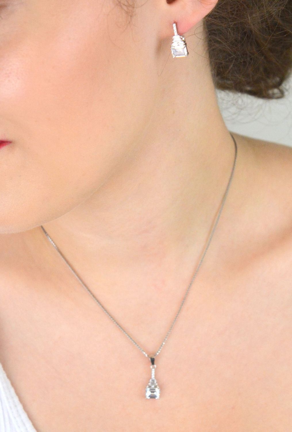 Komplet srebrny 925 z cyrkoniami – kolczyki 1,5 cm (zapięcie angielskie) i zawieszka 2,1 cm. Model DIA-KPL-13406-925. Klasyka i elegancja w jednym zestawie.1.jpg