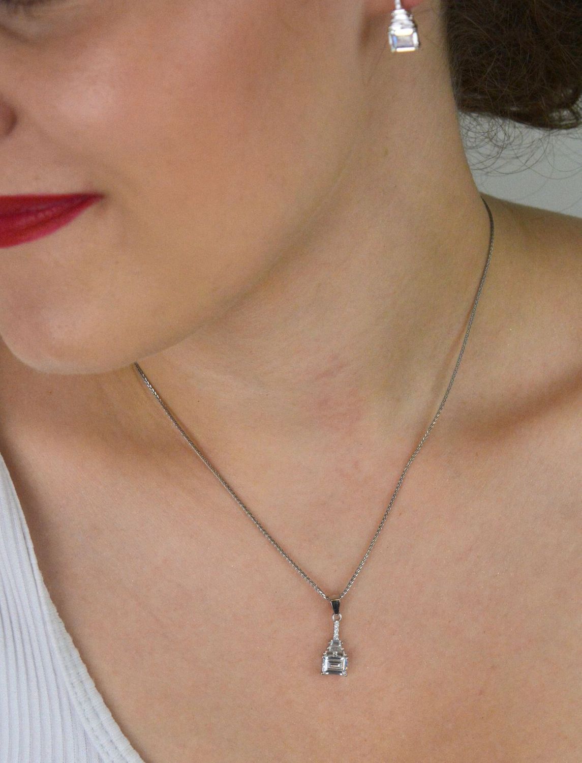 Komplet srebrny 925 z cyrkoniami – kolczyki 1,5 cm (zapięcie angielskie) i zawieszka 2,1 cm. Model DIA-KPL-13406-925. Klasyka i elegancja w jednym zestawie.1.jpg