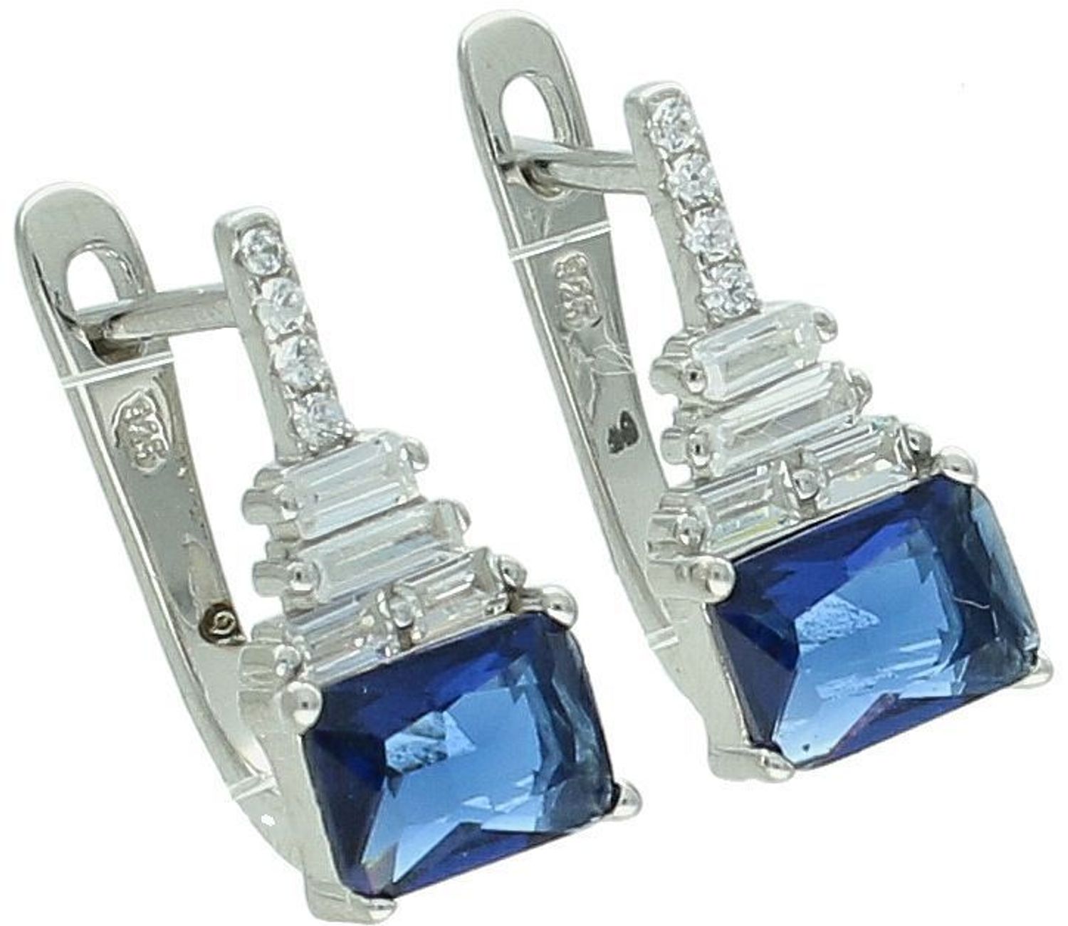 Komplet srebrny 925 DIA-KPL-13407-925 – zawieszka i kolczyki z białymi i granatowymi cyrkoniami. Zawieszka 2,2 cm × 7 mm, kolczyki 1,5 cm × 7 mm, zapięcie angielskie. 1.jpg