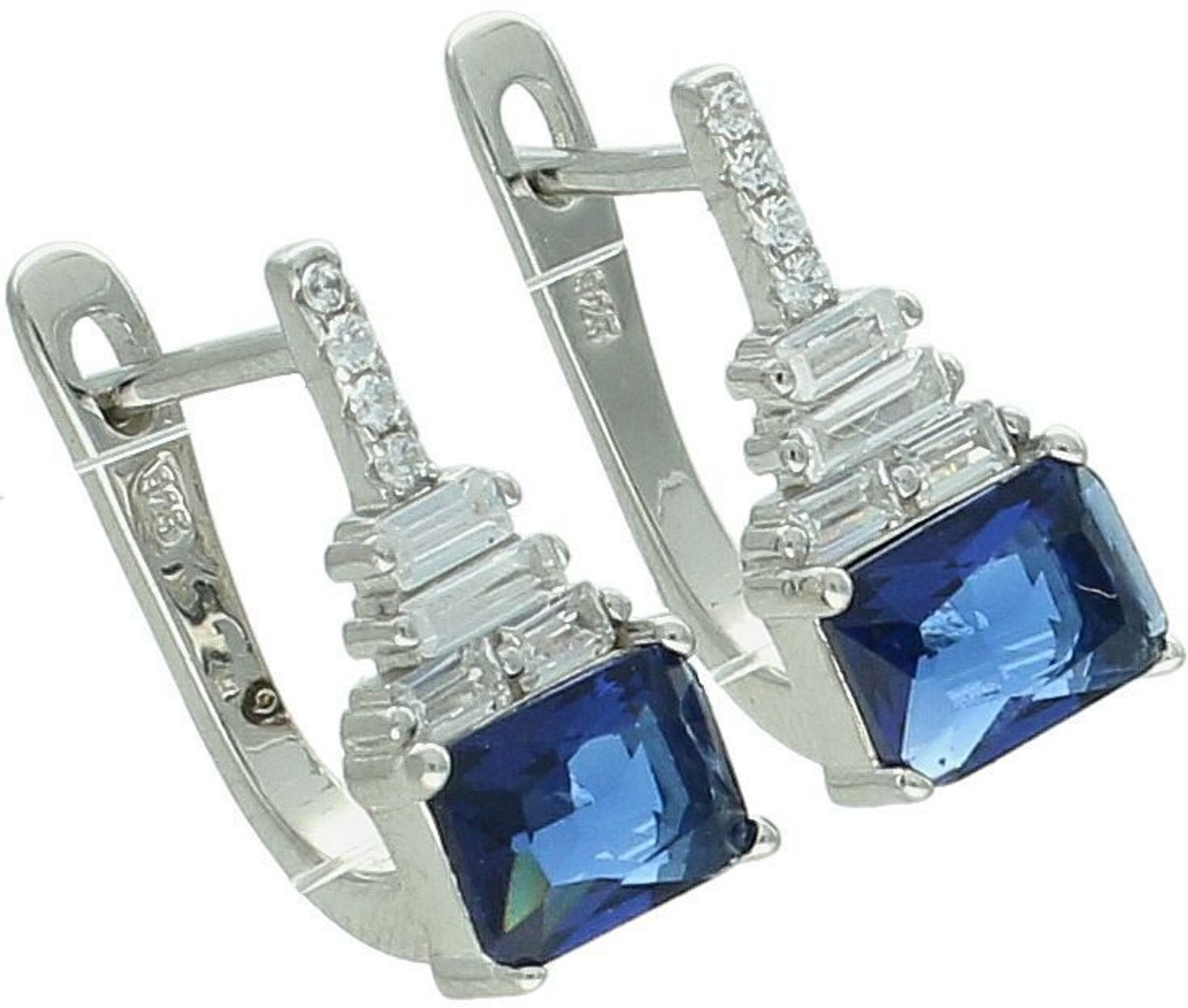 Komplet srebrny 925 DIA-KPL-13407-925 – zawieszka i kolczyki z białymi i granatowymi cyrkoniami. Zawieszka 2,2 cm × 7 mm, kolczyki 1,5 cm × 7 mm, zapięcie angielskie. 1.jpg