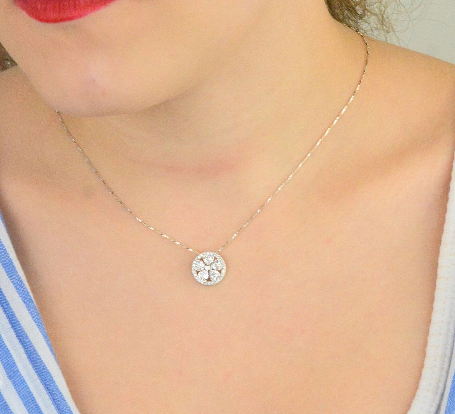 Komplet srebrny DIA-KPL-13452-925 z motywem kwiatka i cyrkoniami. Próba 925, kolczyki (1,0 cm) z zapięciem na sztyft i zawieszka (1,3 cm). Łączna waga 3,40 g. Elegancja i kobiecość w jednym.1.jpg