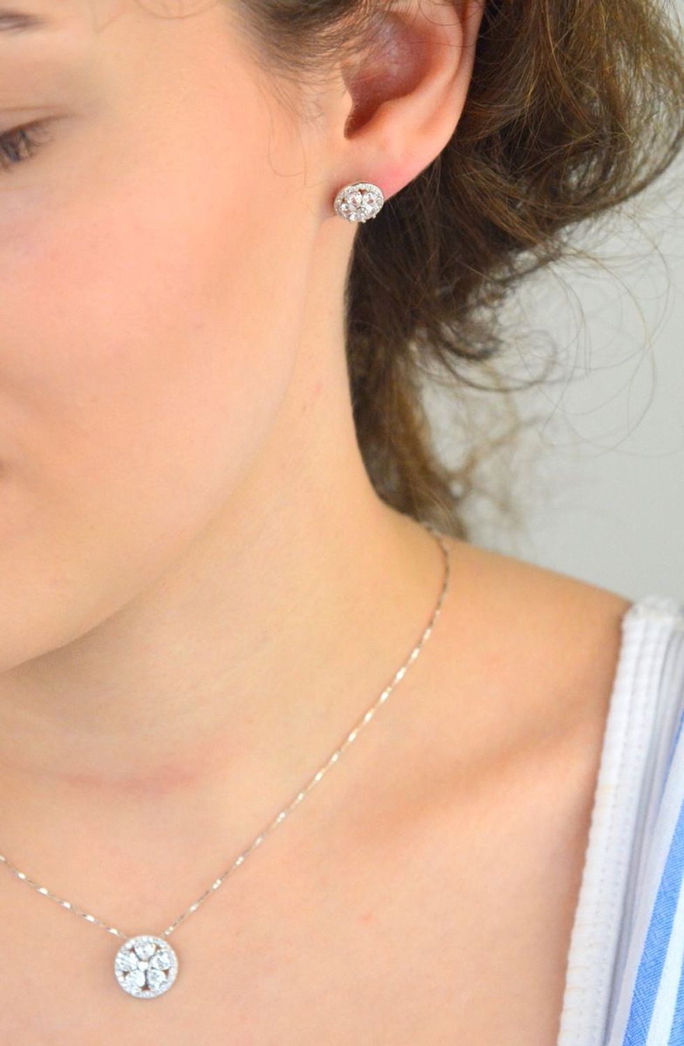 Komplet srebrny DIA-KPL-13452-925 z motywem kwiatka i cyrkoniami. Próba 925, kolczyki (1,0 cm) z zapięciem na sztyft i zawieszka (1,3 cm). Łączna waga 3,40 g. Elegancja i kobiecość w jednym.1.jpg