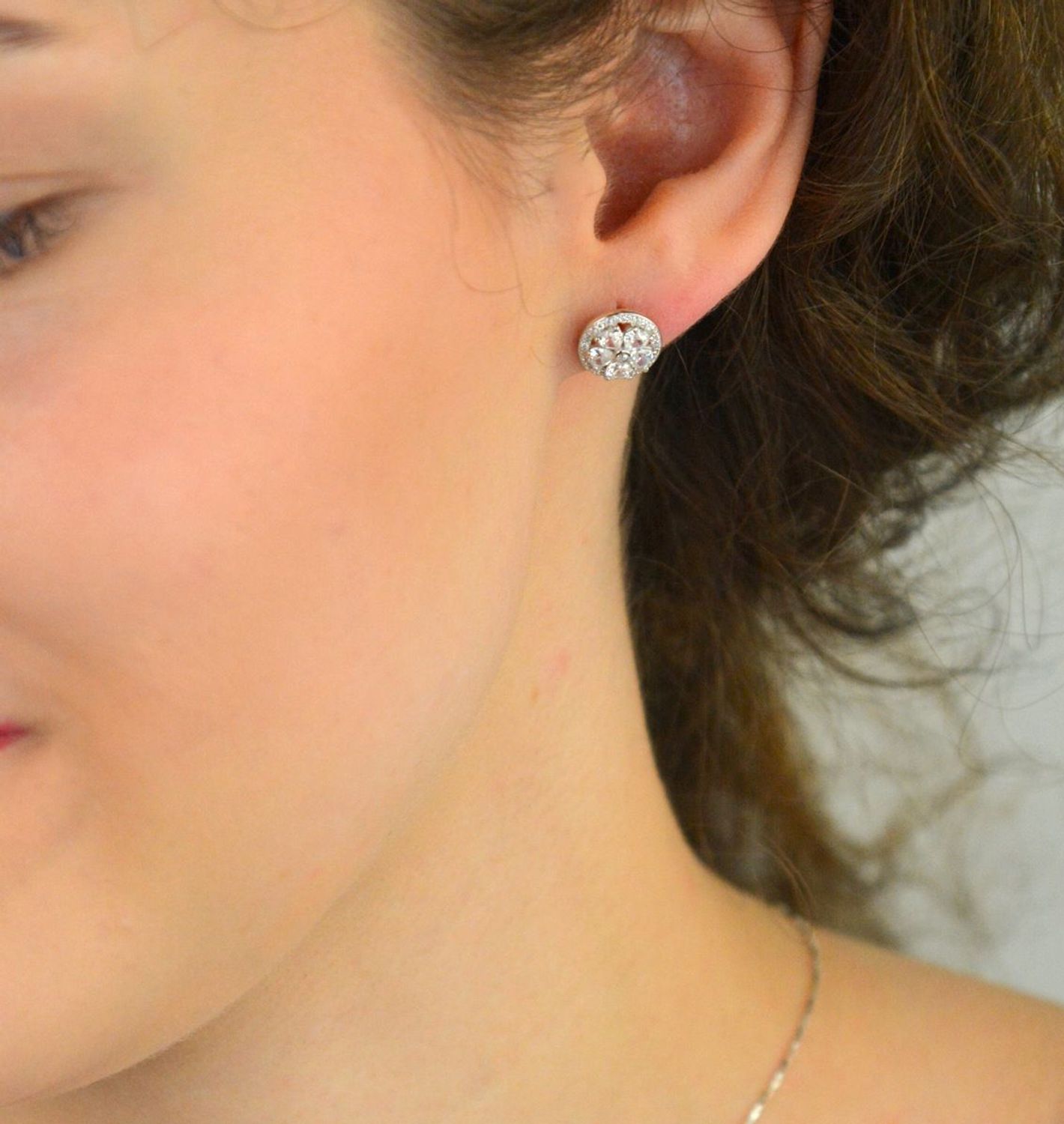 Komplet srebrny DIA-KPL-13452-925 z motywem kwiatka i cyrkoniami. Próba 925, kolczyki (1,0 cm) z zapięciem na sztyft i zawieszka (1,3 cm). Łączna waga 3,40 g. Elegancja i kobiecość w jednym.1.jpg