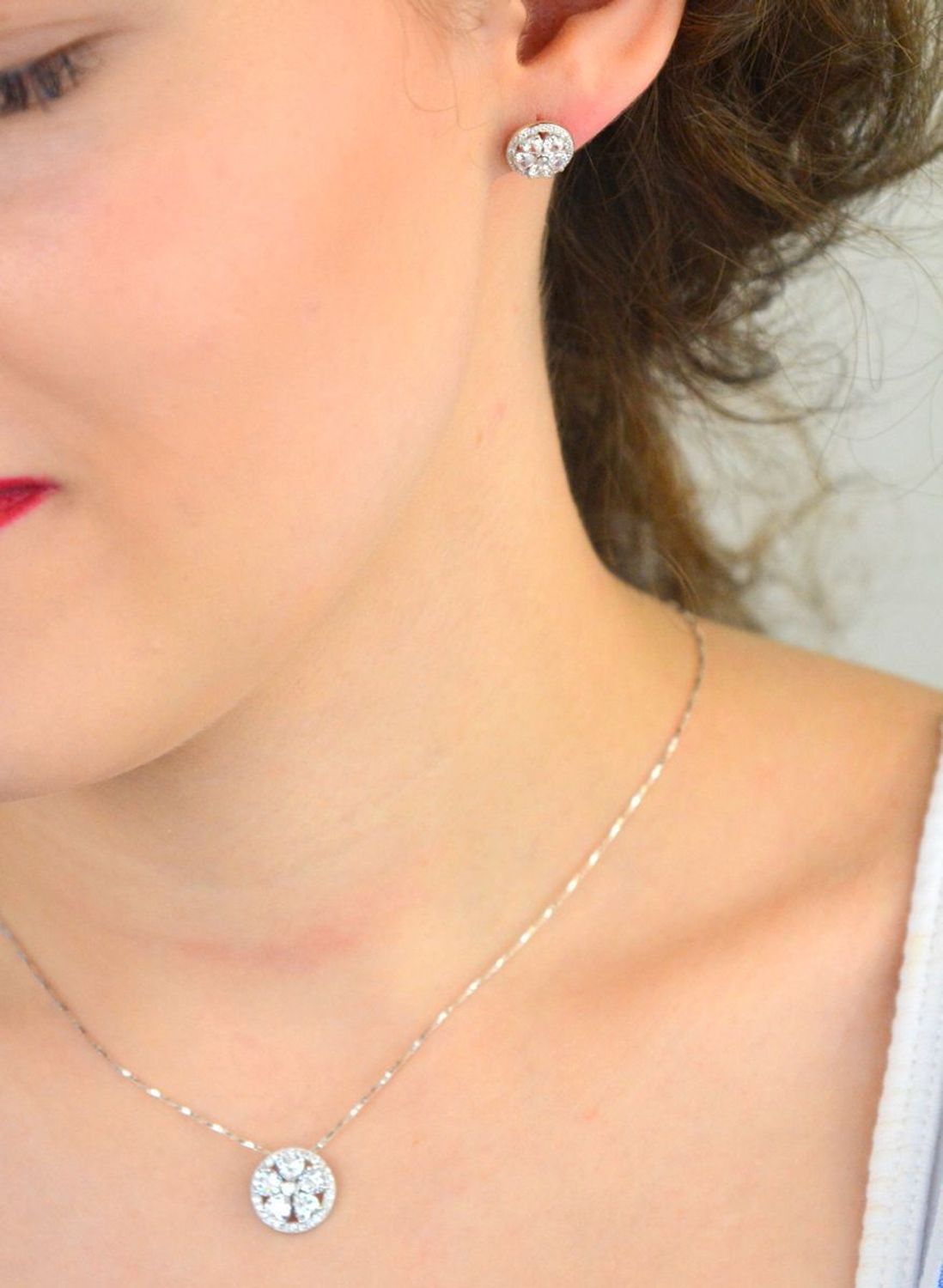 Komplet srebrny DIA-KPL-13452-925 z motywem kwiatka i cyrkoniami. Próba 925, kolczyki (1,0 cm) z zapięciem na sztyft i zawieszka (1,3 cm). Łączna waga 3,40 g. Elegancja i kobiecość w jednym.1.jpg