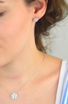 Komplet srebrny DIA-KPL-13452-925 z motywem kwiatka i cyrkoniami. Próba 925, kolczyki (1,0 cm) z zapięciem na sztyft i zawieszka (1,3 cm). Łączna waga 3,40 g. Elegancja i kobiecość w jednym (4).JPG