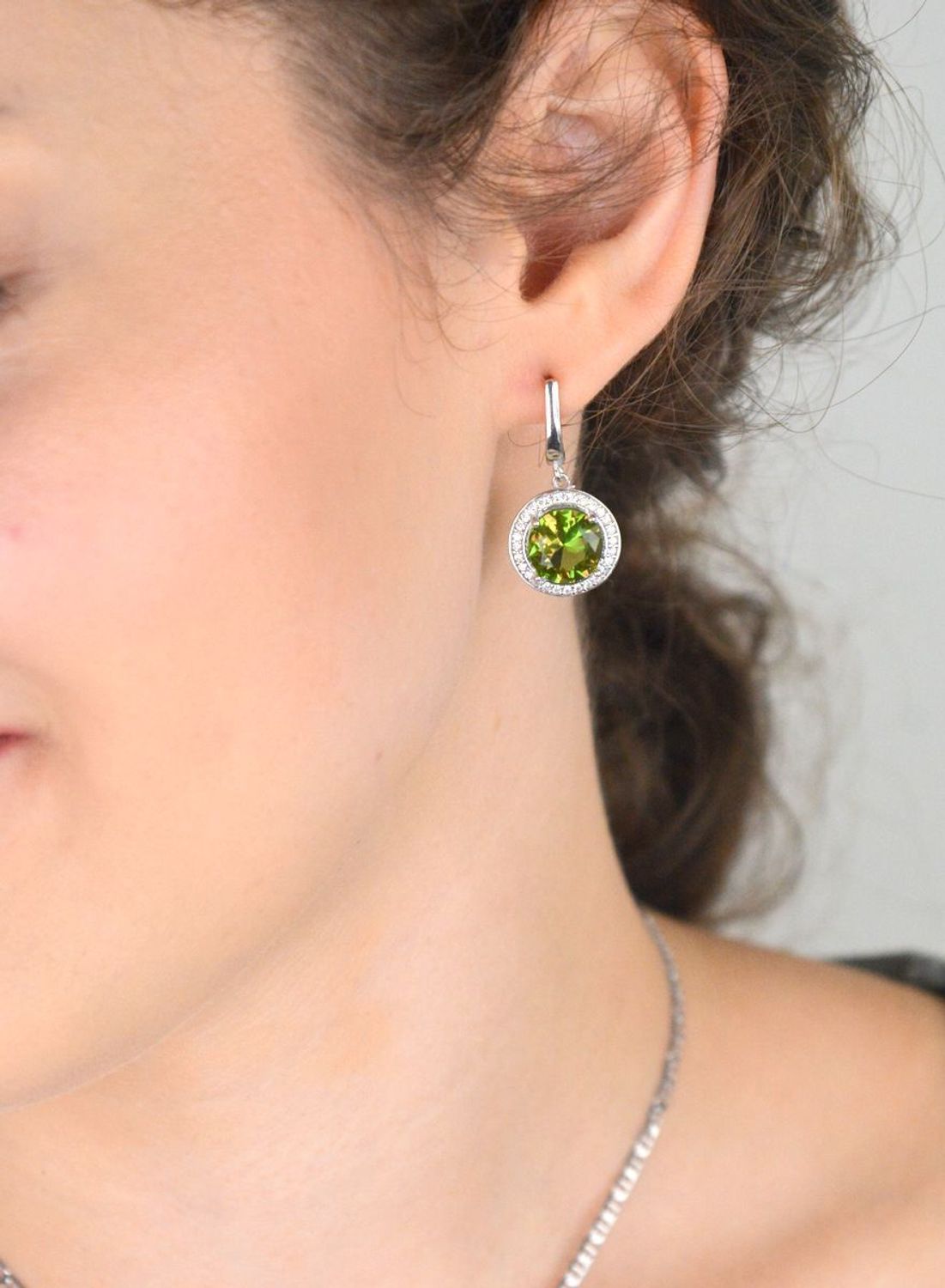 Komplet srebrny DIA-KPL-13458-925 z dużą żółto-pomarańczową cyrkonią otoczoną białymi kamieniami. Wiszące kolczyki 2,7 × 1,5 cm, zawieszka 2,0 × 1,4 cm, srebro 925, 9,50 g. Elegancja i 3.jpg