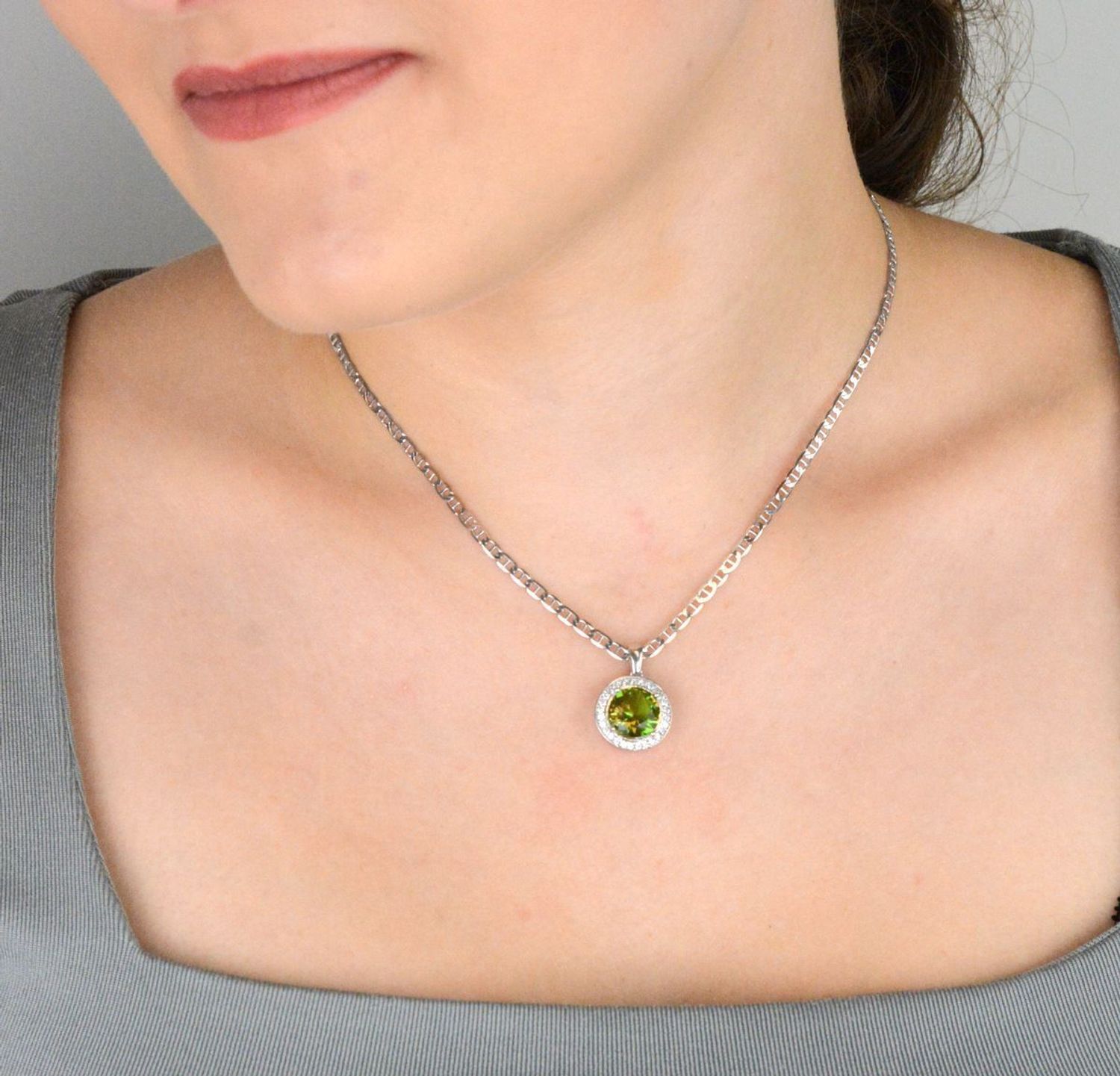 Komplet srebrny DIA-KPL-13458-925 z dużą żółto-pomarańczową cyrkonią otoczoną białymi kamieniami. Wiszące kolczyki 2,7 × 1,5 cm, zawieszka 2,0 × 1,4 cm, srebro 925, 9,50 g. Elegancja i 3.jpg