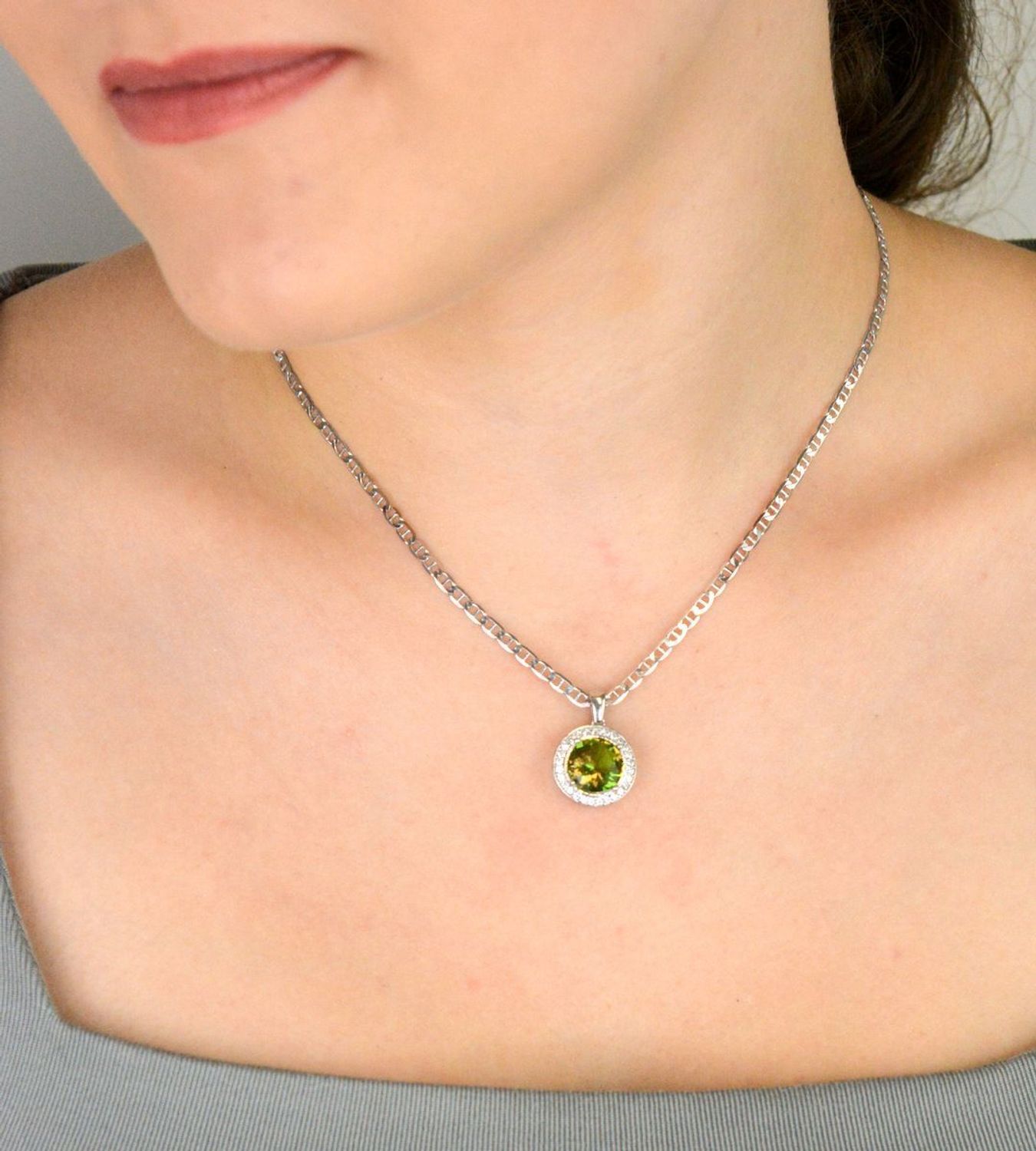 Komplet srebrny DIA-KPL-13458-925 z dużą żółto-pomarańczową cyrkonią otoczoną białymi kamieniami. Wiszące kolczyki 2,7 × 1,5 cm, zawieszka 2,0 × 1,4 cm, srebro 925, 9,50 g. Elegancja i 3.jpg