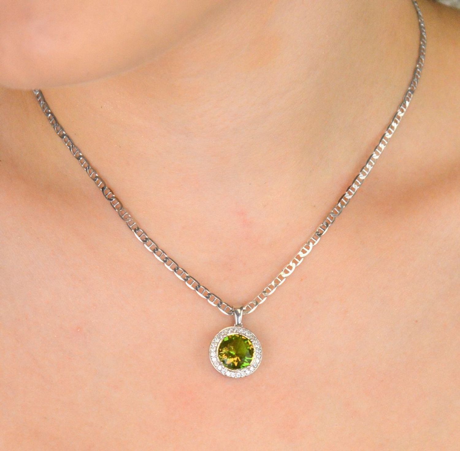 Komplet srebrny DIA-KPL-13458-925 z dużą żółto-pomarańczową cyrkonią otoczoną białymi kamieniami. Wiszące kolczyki 2,7 × 1,5 cm, zawieszka 2,0 × 1,4 cm, srebro 925, 9,50 g. Elegancja i 3.jpg