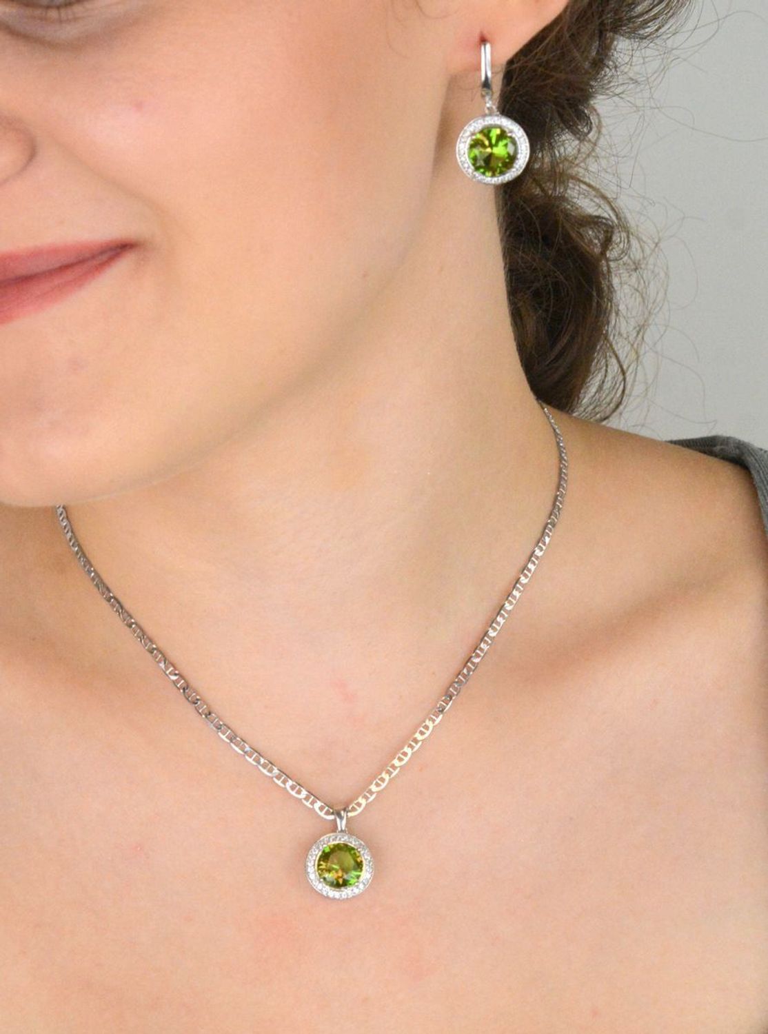 Komplet srebrny DIA-KPL-13458-925 z dużą żółto-pomarańczową cyrkonią otoczoną białymi kamieniami. Wiszące kolczyki 2,7 × 1,5 cm, zawieszka 2,0 × 1,4 cm, srebro 925, 9,50 g. Elegancja i 3.jpg