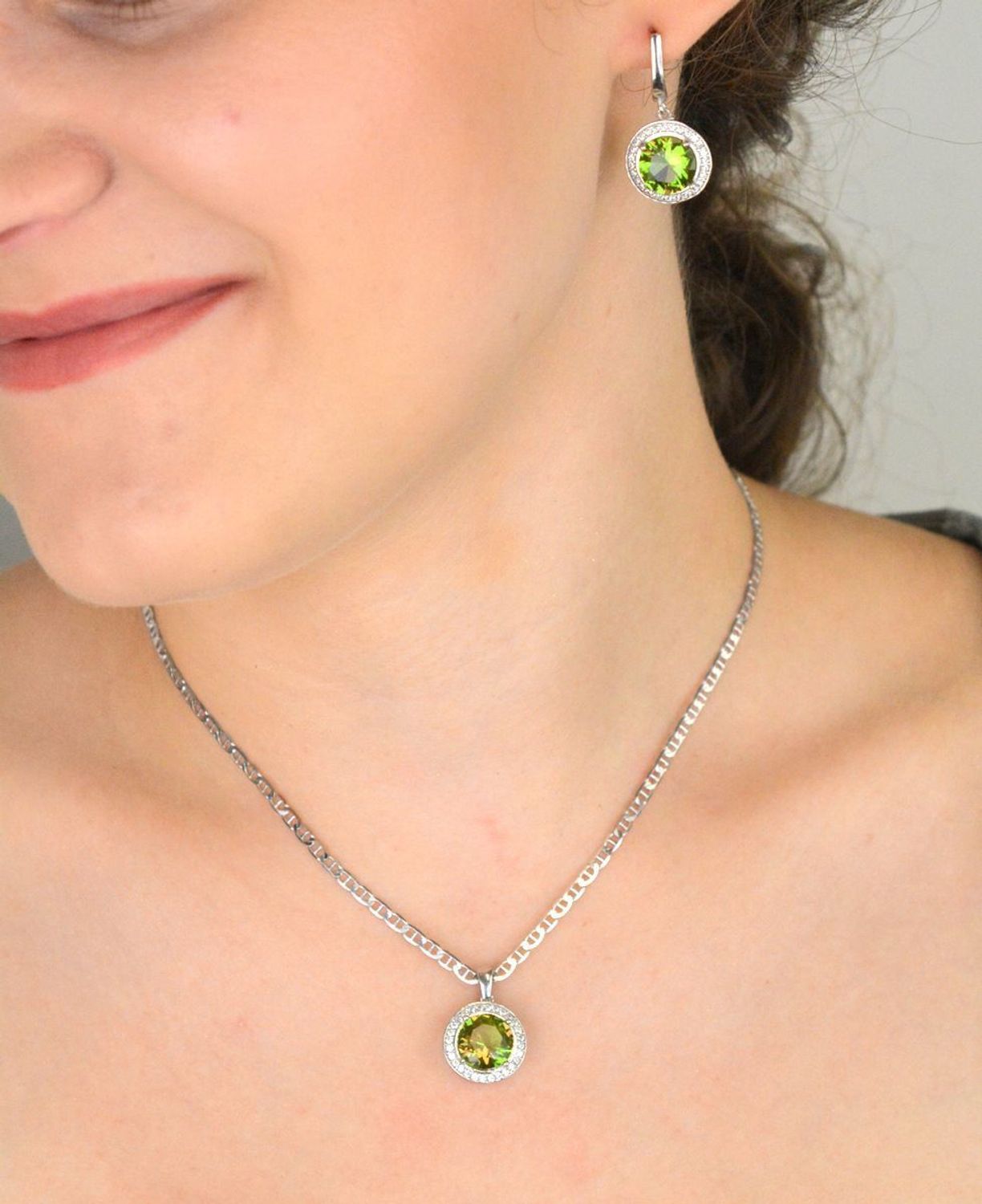 Komplet srebrny DIA-KPL-13458-925 z dużą żółto-pomarańczową cyrkonią otoczoną białymi kamieniami. Wiszące kolczyki 2,7 × 1,5 cm, zawieszka 2,0 × 1,4 cm, srebro 925, 9,50 g. Elegancja i 3.jpg